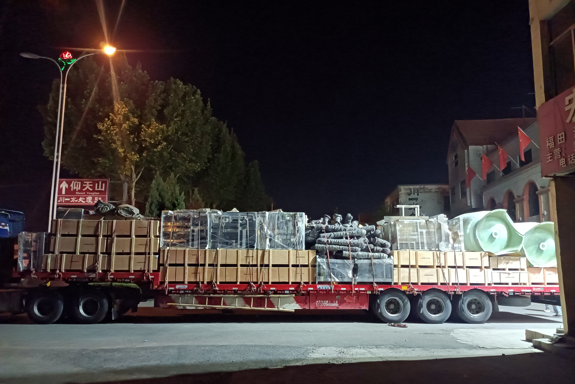 【川一股份】35臺(tái)變頻供水機(jī)組設(shè)備裝車(chē)發(fā)往云南昆明市